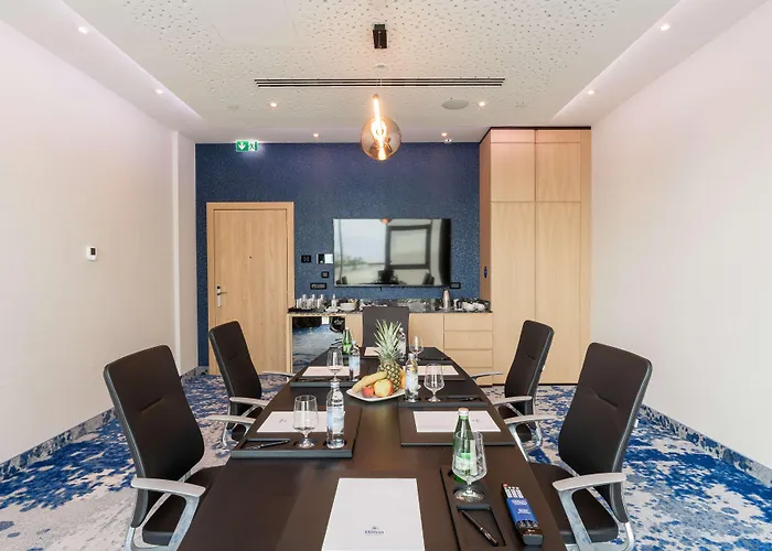 Hilton Costabella And רייקה