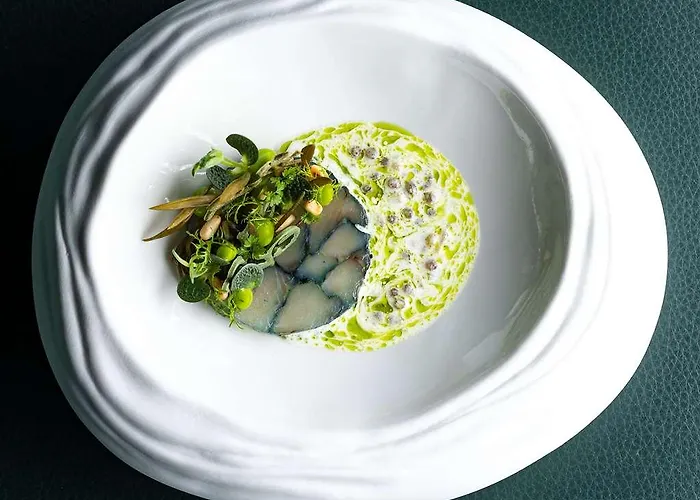 Hilton Costabella And רייקה