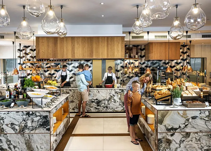 Hilton Costabella And רייקה